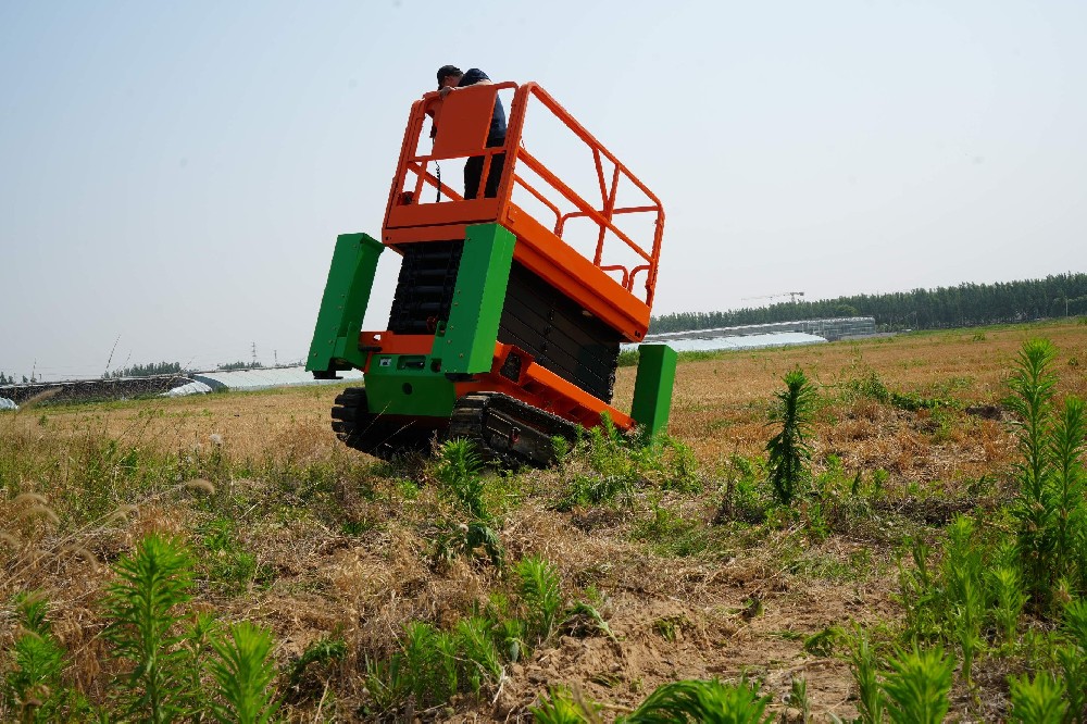 泥土，青草與履帶痕：法斯特履帶升降機(jī)的田野筆記?！